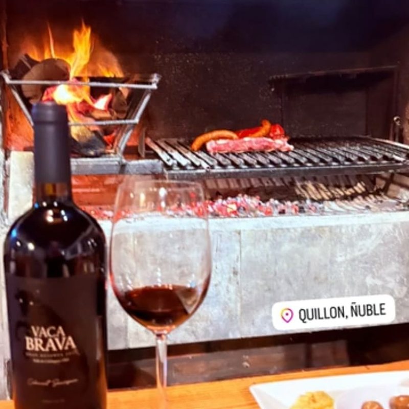 Vaca Brava frente a una parrilla encendida