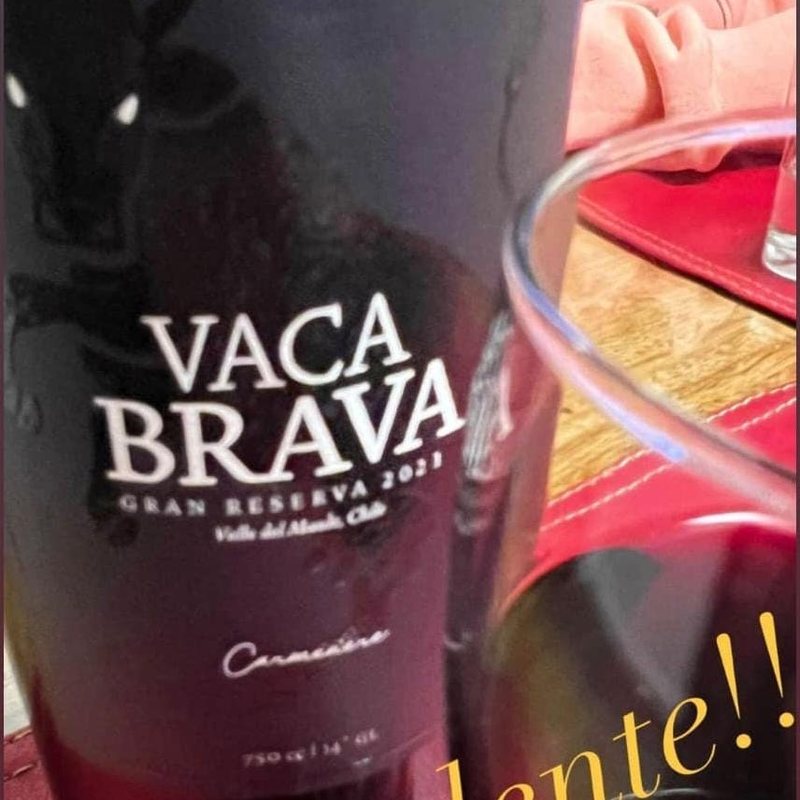 Copa servida junto a un Vaca Brava Carm&eacute;n&egrave;re